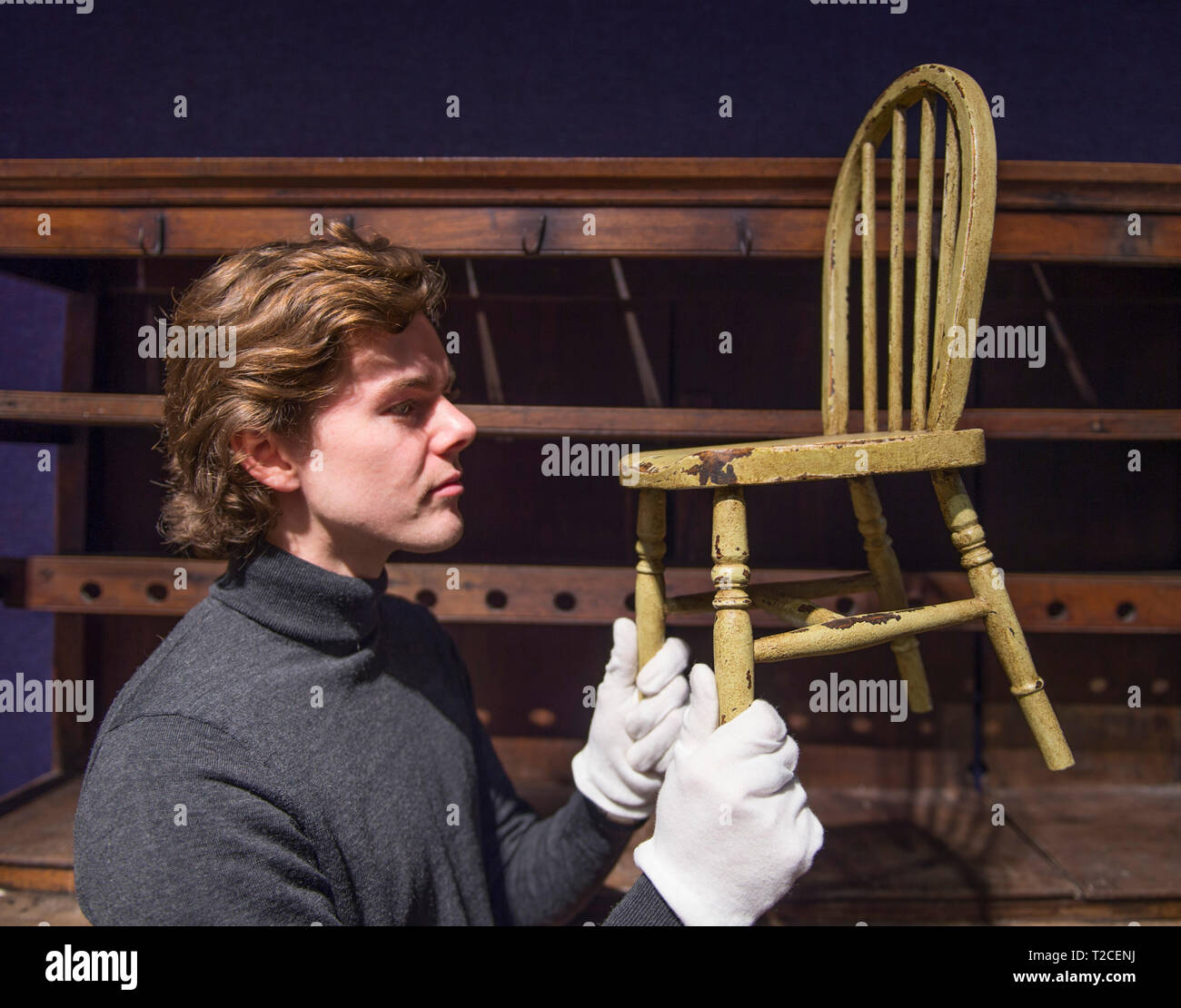 Bonhams, New Bond Street, London, UK. 1 avril, 2019. Aperçu de l'intérieur Chêne Bonhams vente comprend des pièces rares de mobilier du 17ème siècle. Image : hêtre peint crème enfant's Windsor, Président de l'anglais. Credit : Malcolm Park/Alamy Live News. Banque D'Images