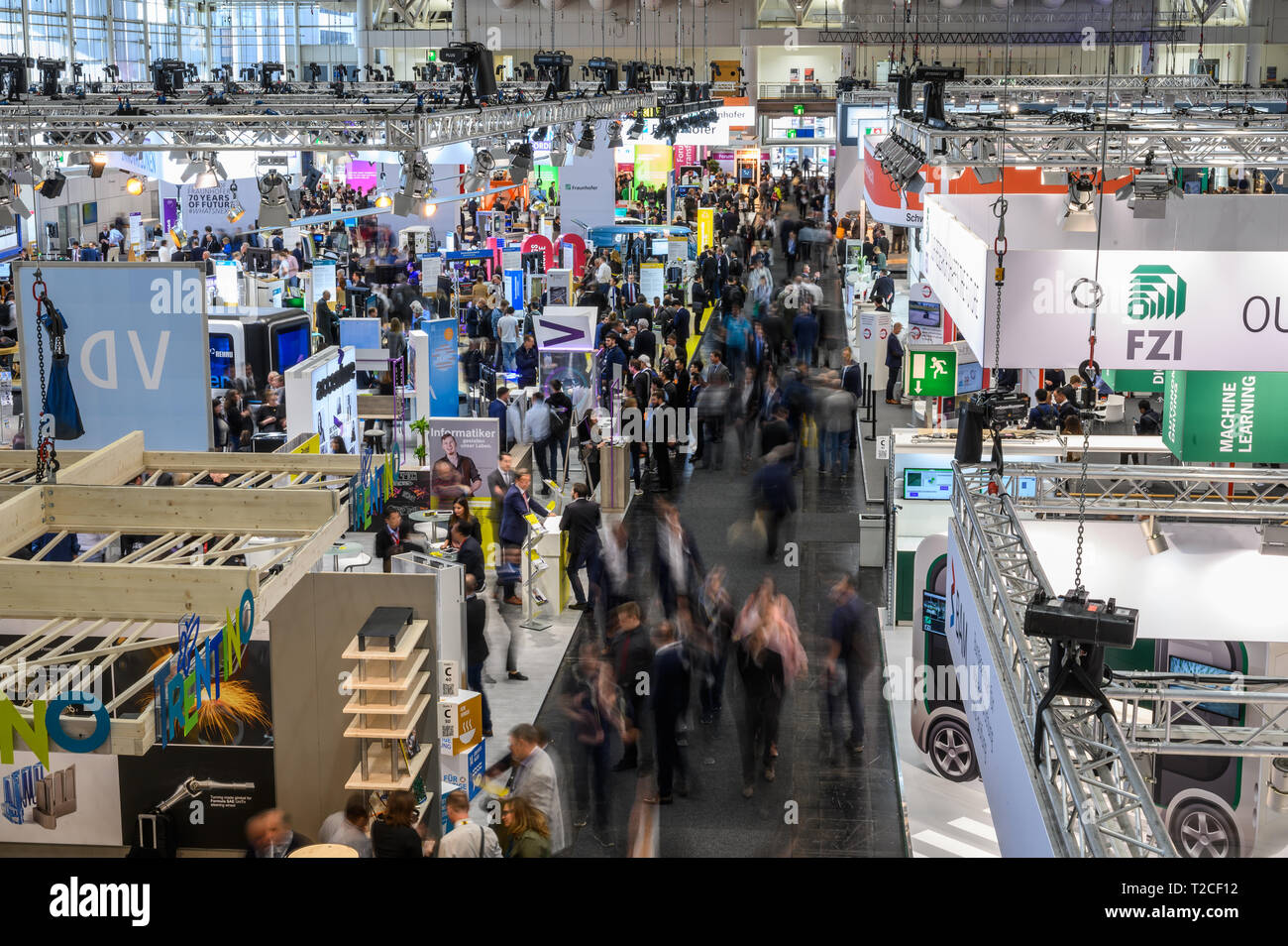 Hanovre, Allemagne. 01 avr, 2019. Les visiteurs regarder la Foire de Hanovre passer par un couloir dans une salle. Credit : Christophe Gateau/dpa/Alamy Live News Banque D'Images