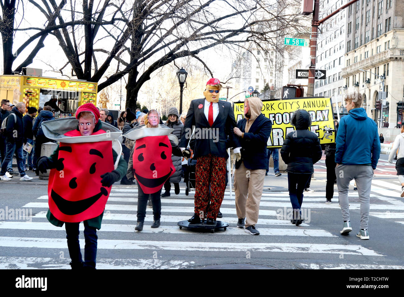 New York, NY, USA. 1er avril 2019. L'irrévérencieux de New York April Fools' Day Parade retourné, poussant l'amusement à la dernière année de l'exagération, l'affiche, la tromperie, l'hypocrisie et la bigoterie, folie pure et ! La 34e année, ont poussé l'amusement à l'nuttiest politiciens, chefs d'entreprise véreux, de stupides des célébrités et toute autre personne qui s'est révélé être un imbécile total au cours de la dernière année. Le thème de cette année était "Menteur, menteur, pantalon en feu.' avec le 3e Trumpathon - avec un rassemblement d'Atout-sosies. Credit : Ronald G. Lopez/Alamy Live News Banque D'Images