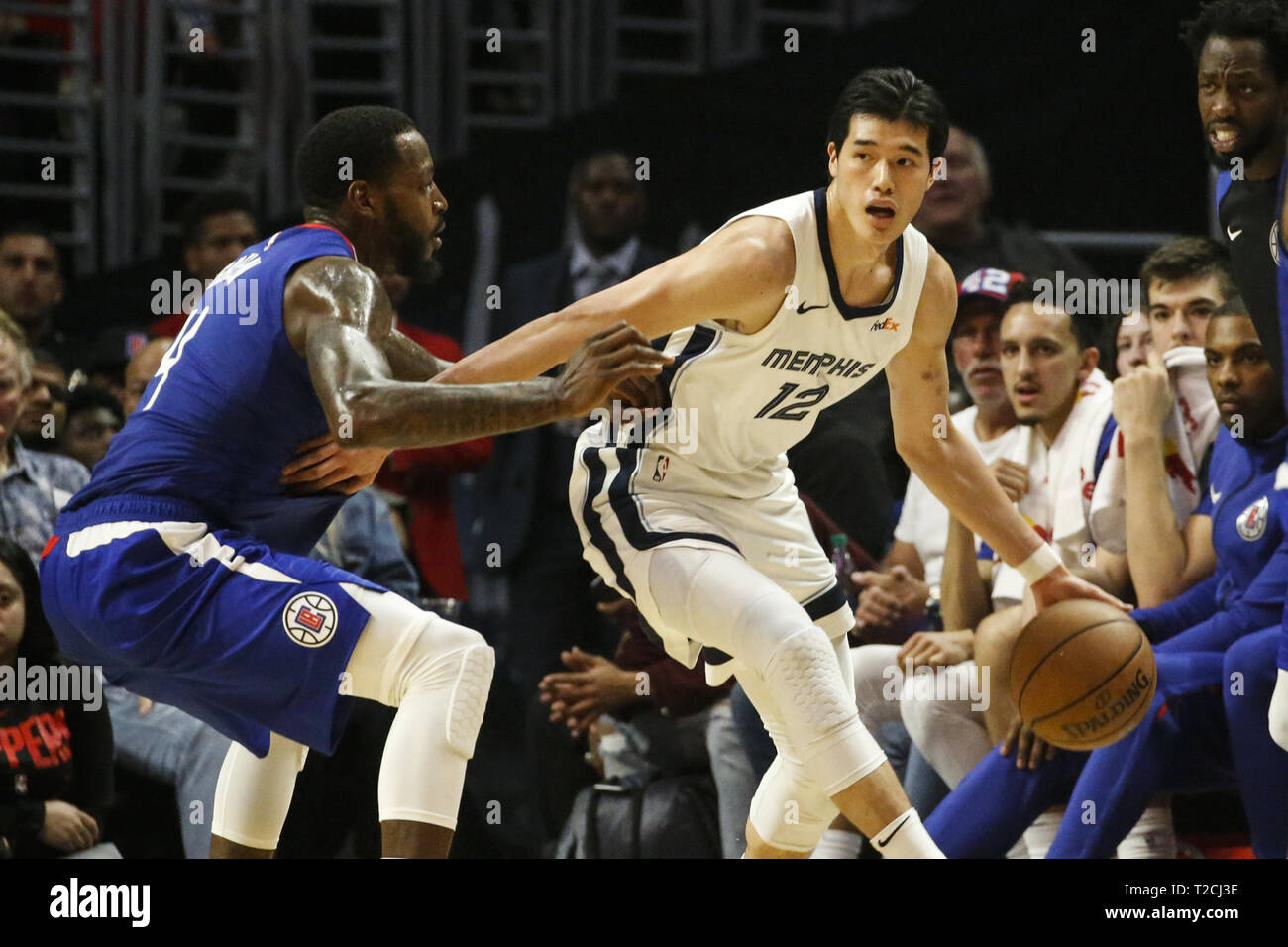 Los Angeles, Californie, USA. Mar 31, 2019. Memphis Grizzlies' Yuta Watanabe (12) dribbles alors que défendu par les Los Angeles Clippers' JaMychal Green (4) au cours d'un match de basket NBA entre les Los Angeles Clippers et Memphis Grizzlies, Dimanche, Mars 31, 2019, dans la région de Los Angeles. Ringo : crédit Chiu/ZUMA/Alamy Fil Live News Banque D'Images