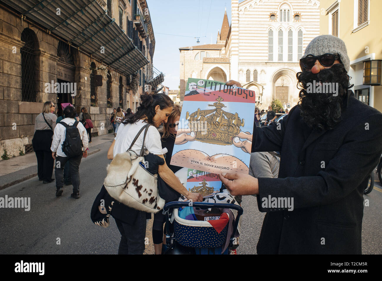 Vérone, Vénétie, Italie. 30Th Mar, 2019. Les participants ont vu essayer de sensibiliser les questions de l'avortement au cours de la manifestation.L'organisation de la femme Italienne di una Non Meno a appelé à une marche contre le treizième Congrès mondial de 'famille'' (WCF) à Vérone. La WCF rassemble plusieurs représentants des mouvements pro-vie'' en Europe et à l'étranger, des personnalités du monde religieux contre l'avortement et c'est semble-t-il connecté à des mouvements des droits de l'homme. Una non di meno et autres associations protester contre les positions de la WCF contre l'avortement, l'homosexualité et leur objectif d'écrire un glo Banque D'Images
