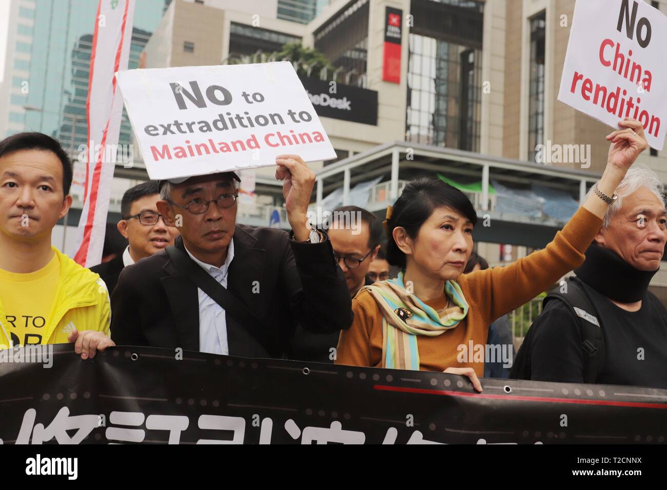 Hong Kong, Chine. Mar 31, 2019. Lam Wing-kee ( L ) une personne enlevée de la Causeway Bay 2015 BOOK SHOP INCIDENT et pro-indépendance HK législateur Claudia Mo ( R ) à l'INTERPRÉTATION DE LA CHINE PAS PROTESTER PARADE.Mar 31, 2019 Hong Kong.ZUMA/Liau Chung-ren Crédit : Liau Chung-ren/ZUMA/Alamy Fil Live News Banque D'Images