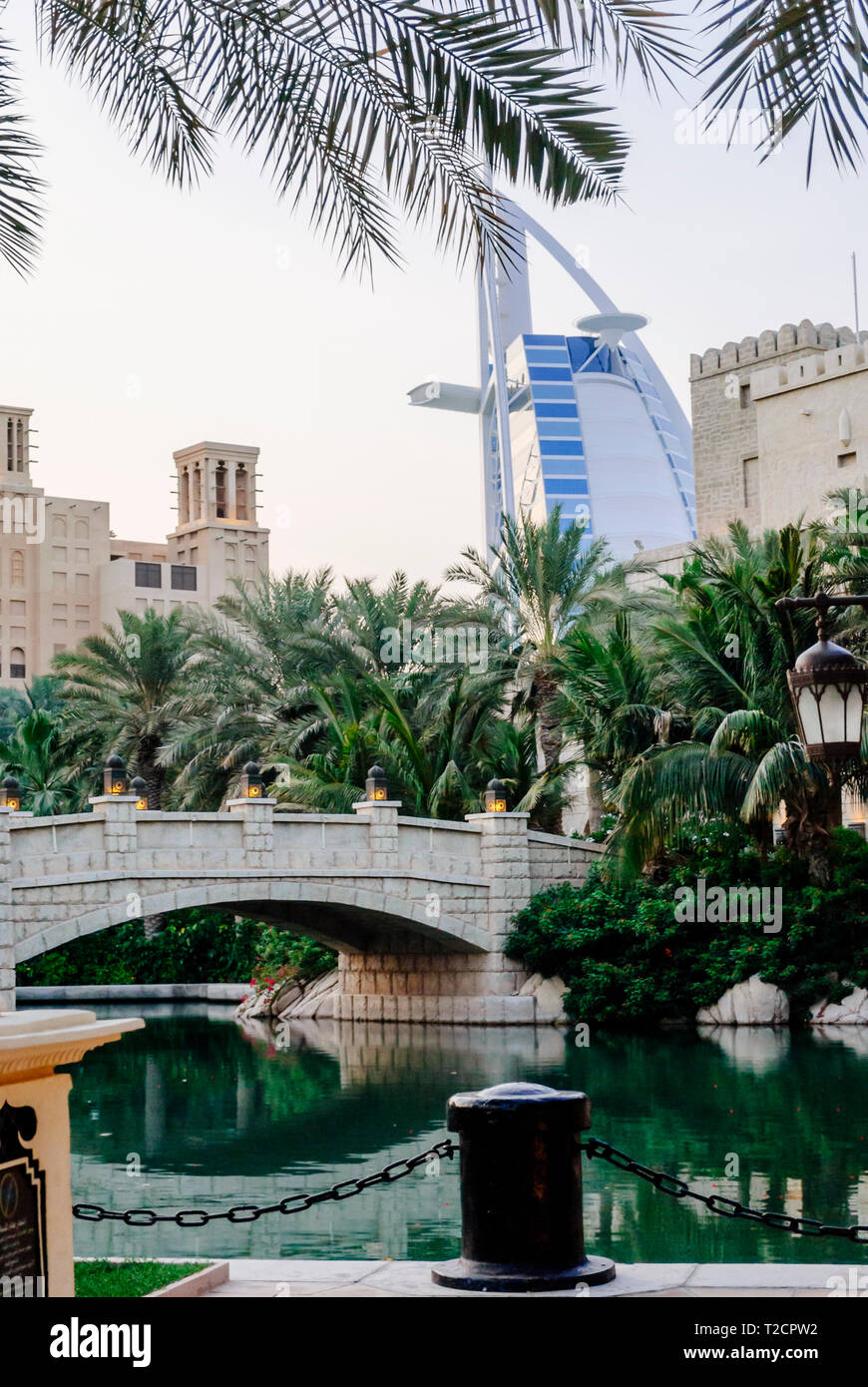 Madinat Jumeirah et Burj al Arab à Dubaï, Émirats arabes unis. Banque D'Images
