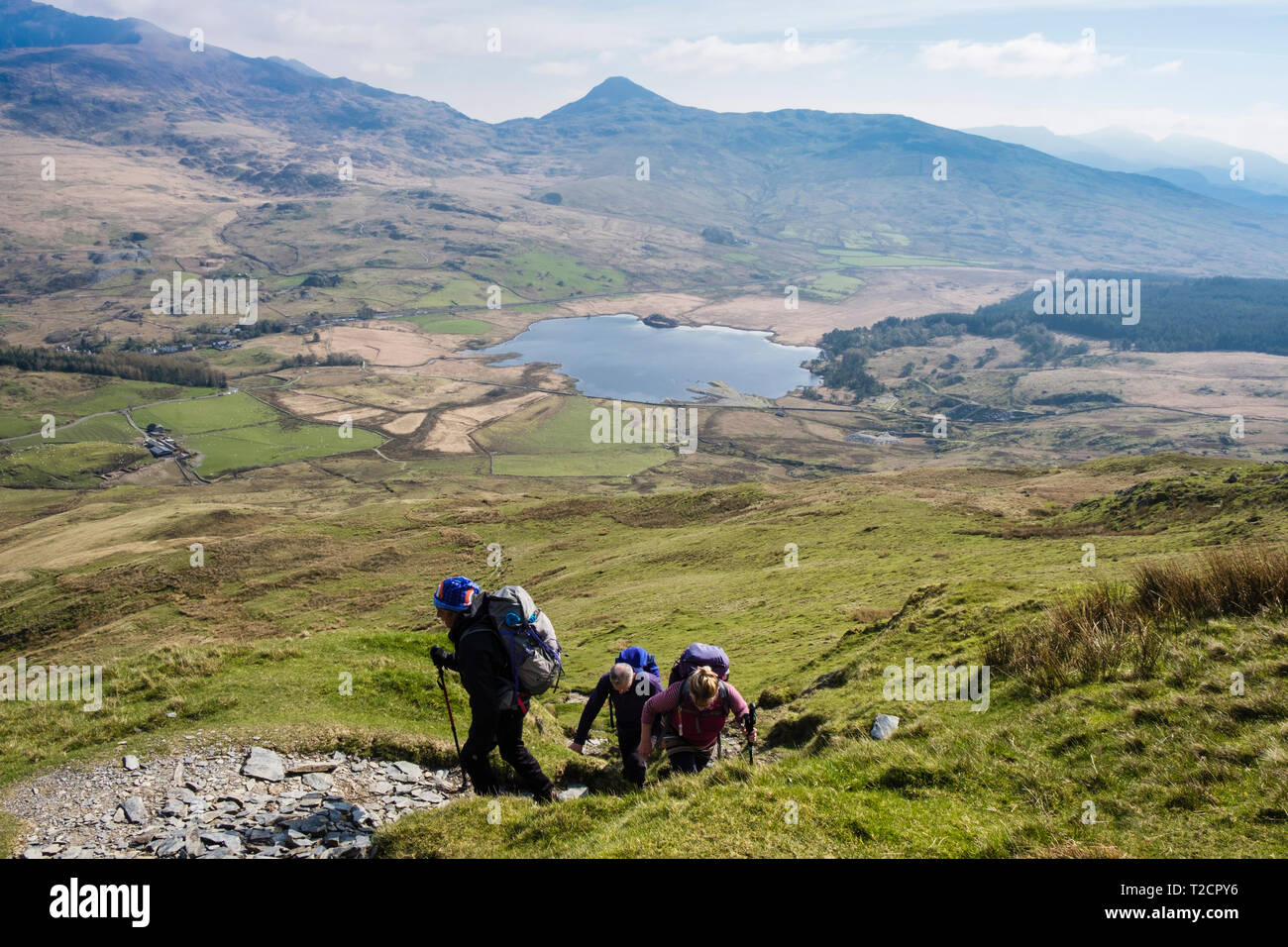 Les randonneurs randonnée un sentier de montagne pittoresque sur Y Garn pour démarrer l'Nantlle Rhyd Ddu, au-dessus de la crête de Gwynedd, Pays de Galles, Royaume-Uni, Angleterre Banque D'Images