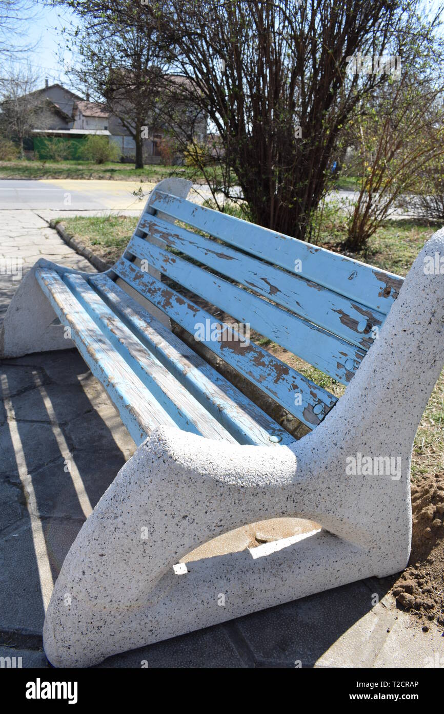 Bleu et blanc vintage un banc dans un petit village en Bulgarie Banque D'Images