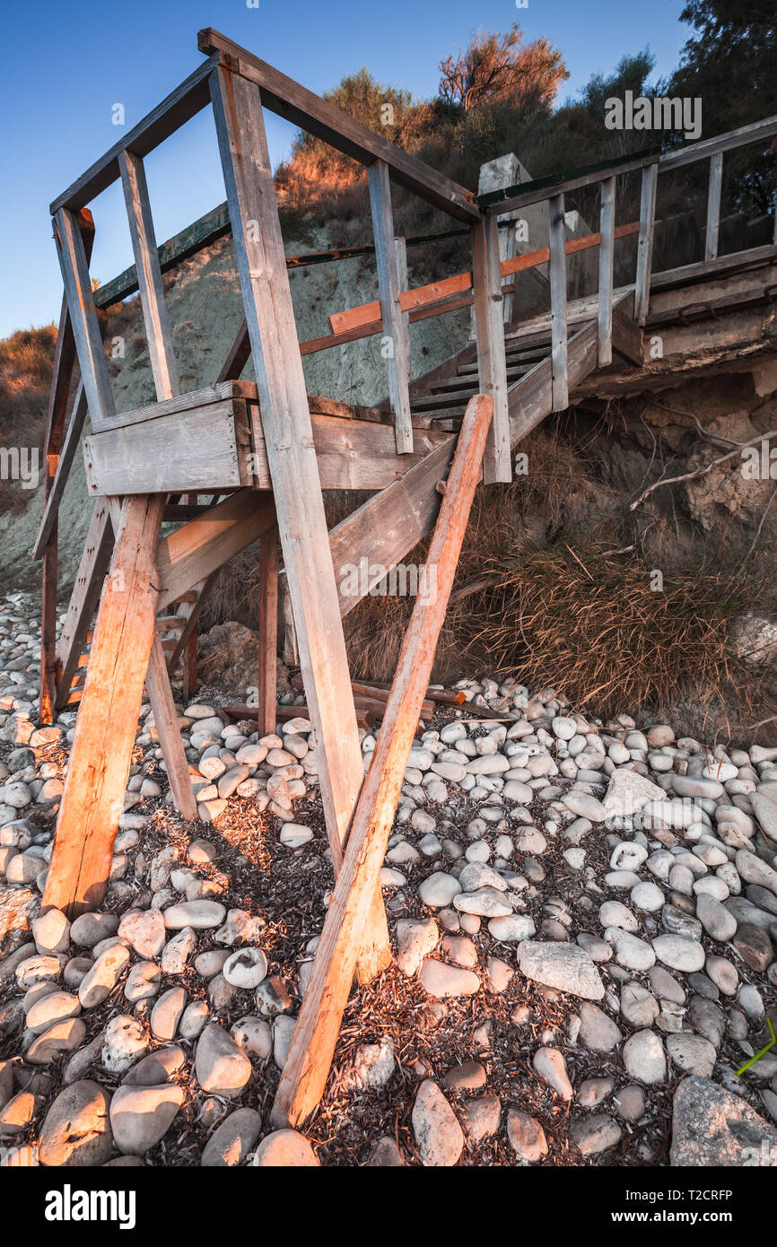 Un escalier en bois ancien, pour aller à la plage. Photo verticale. L'île de Zakynthos, Grèce Banque D'Images