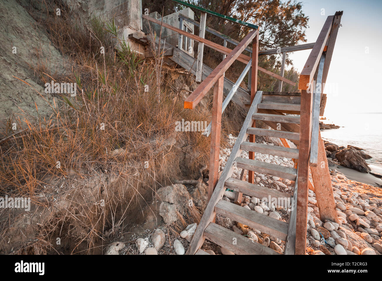 Vue en perspective d'escaliers de bois sur la plage. Côte de l'île de Zakynthos, Grèce Banque D'Images
