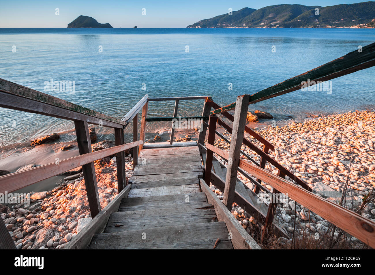 Vue en perspective d'escalier en bois allant jusqu'à la plage. Côte de l'île de Zakynthos, Grèce Banque D'Images