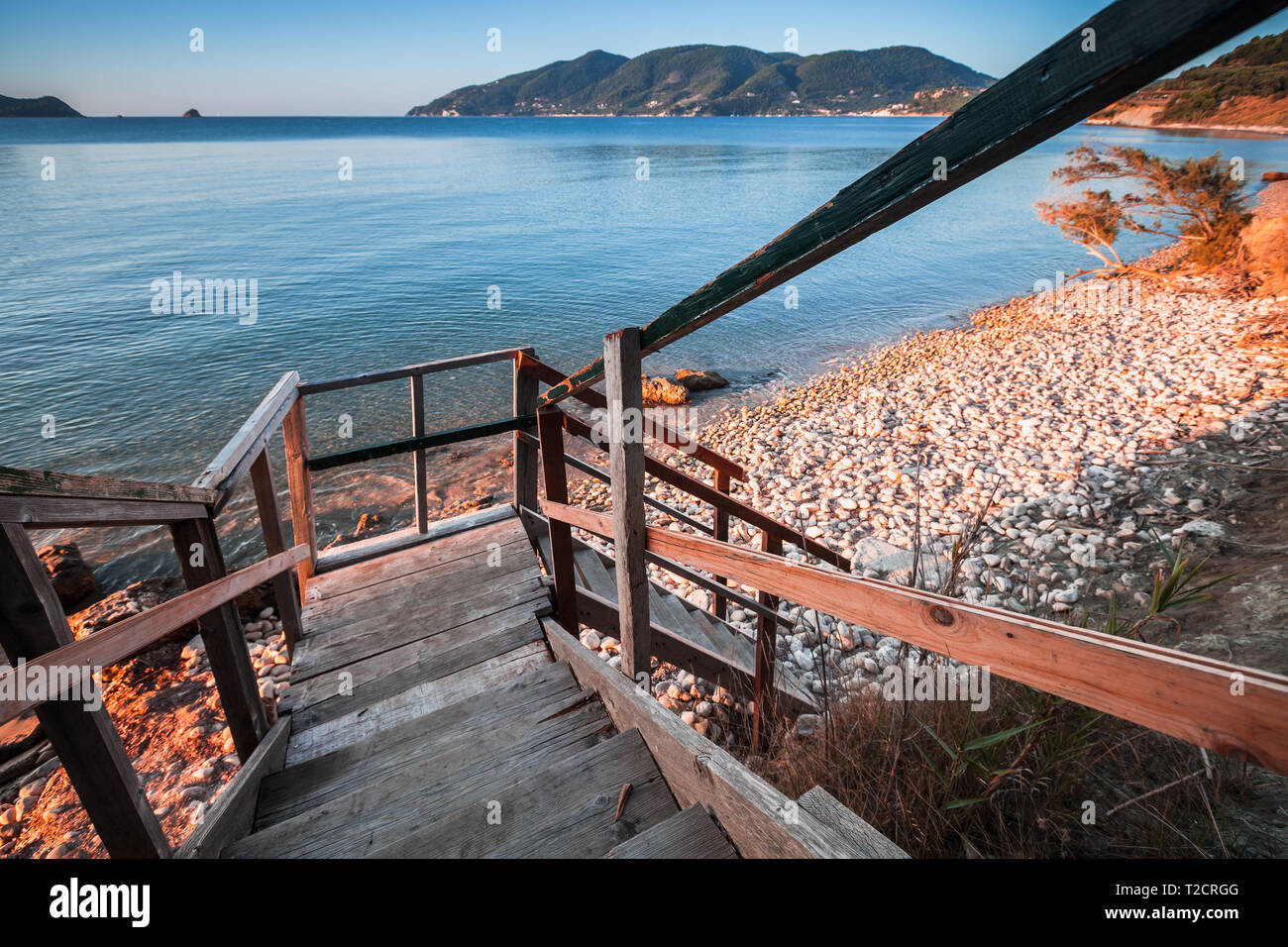 Escaliers en bois pour descendre à la plage. Côte de l'île de Zakynthos, Grèce Banque D'Images