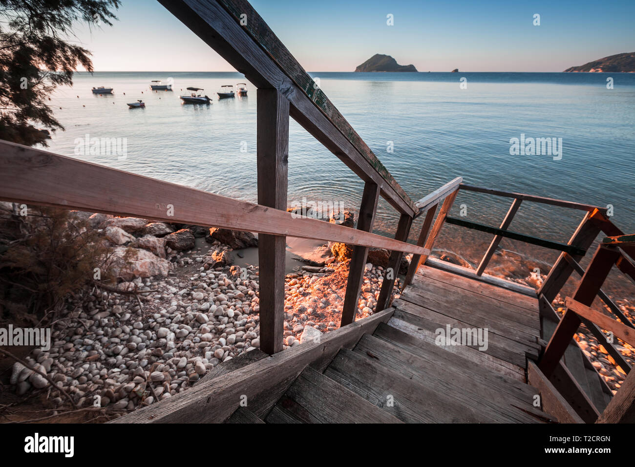 Vue en perspective d'un escalier pour descendre à la plage. Côte de l'île de Zakynthos, Grèce Banque D'Images