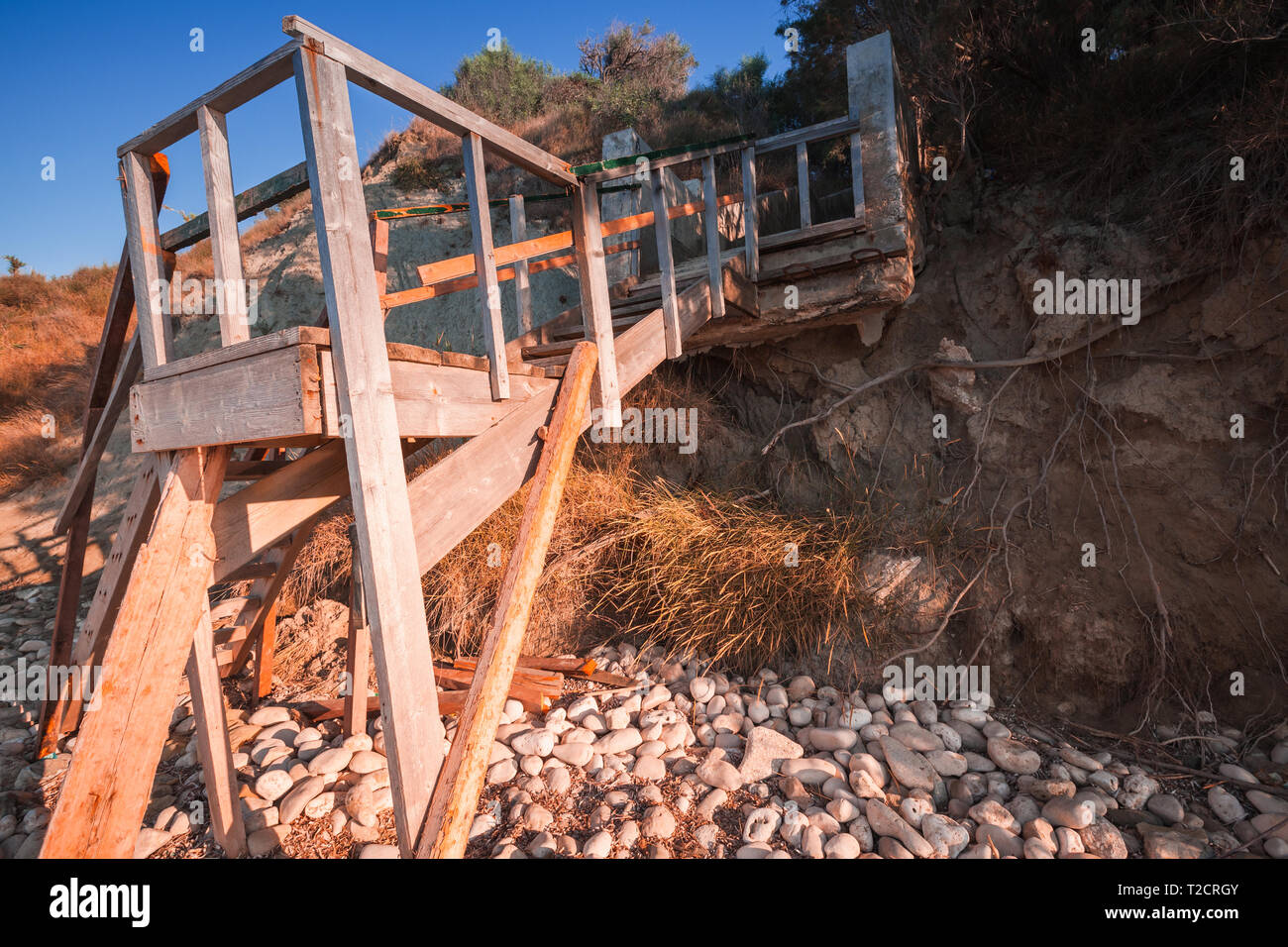 Un escalier en bois ancien, pour aller à la plage. Côte de l'île de Zakynthos, Grèce Banque D'Images