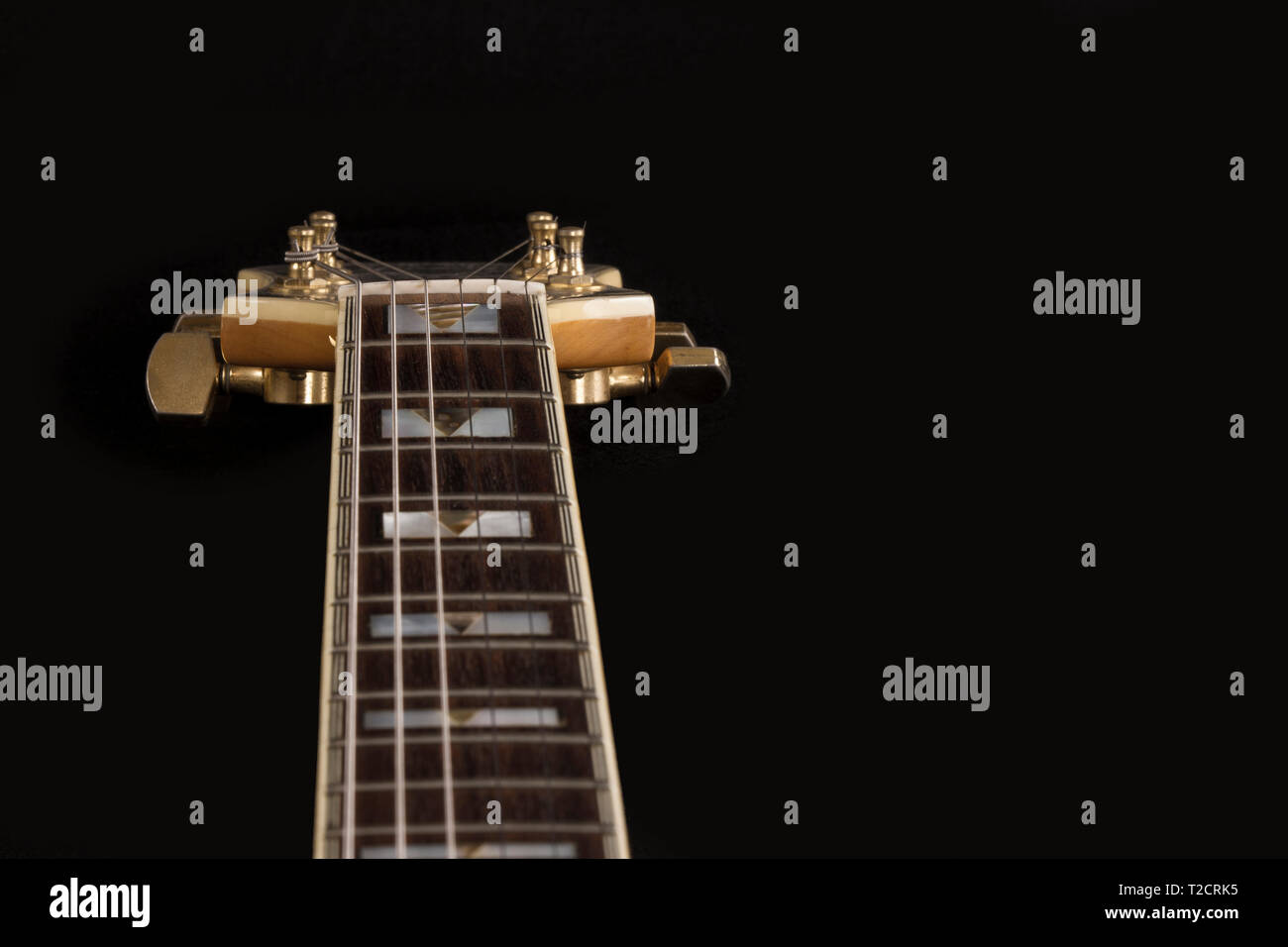 Vintage guitare archtop en érable naturel close-up high angle view sur fond noir, touche palissandre avec frettes et marqueurs de fret en détail selec Banque D'Images