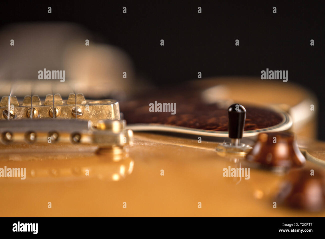 Vintage guitare archtop en érable naturel close-up high angle view sur fond noir, le golden bridge, volume et tonalité détail dans focu sélective Banque D'Images