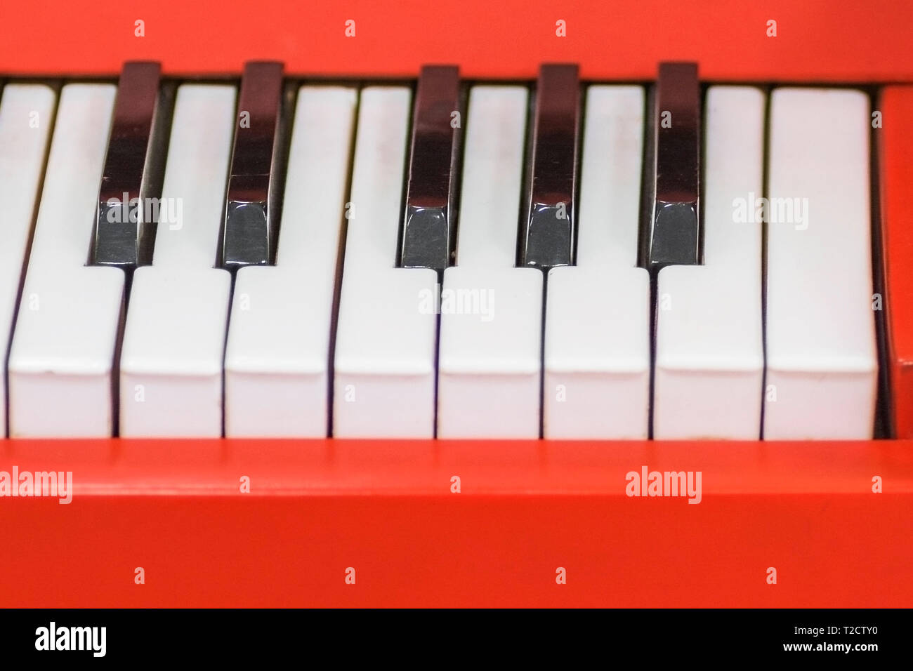 Vue de dessus de touches blanches et noires du piano avec côté rouge. Close-up de touches de piano. Fermer Vue frontale. Clavier de piano avec focus sélectif. Banque D'Images