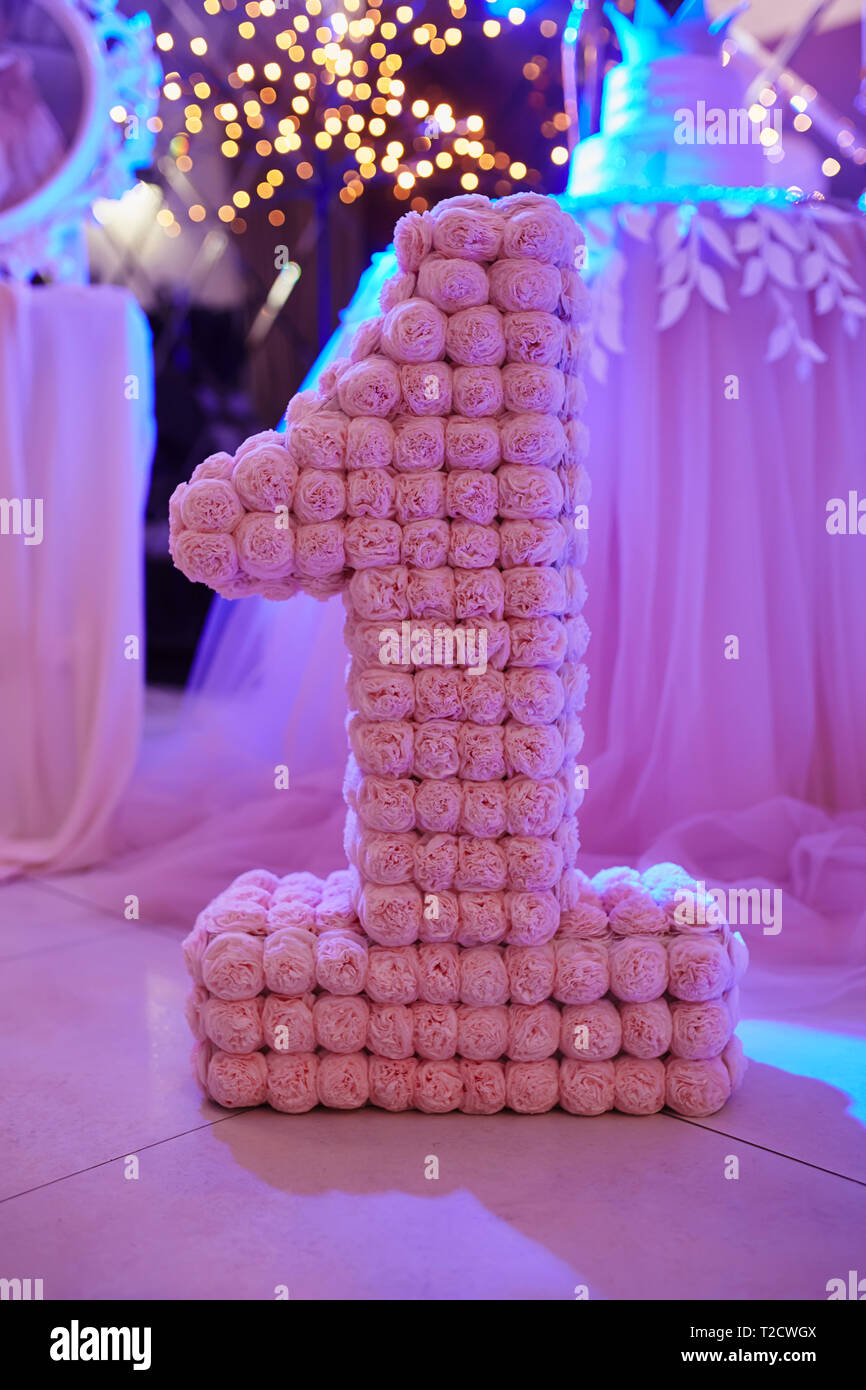 Numero De L Annee Decoration Pour Un Anniversaire Numero 1 L Un De Fleurs Roses Fleurs Fait Main Petale Rose Joyeux Anniversaire Un An Parti Heureux Photo Stock Alamy
