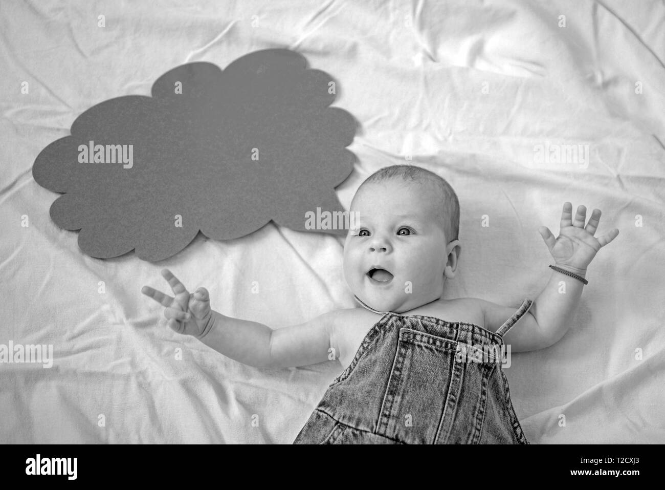 C'était inattendu. Portrait of happy petit enfant. Sweet Little baby. Nouvelle vie et la naissance. La famille. La garde des enfants. Journée des enfants. Petite fille. Je parle Banque D'Images