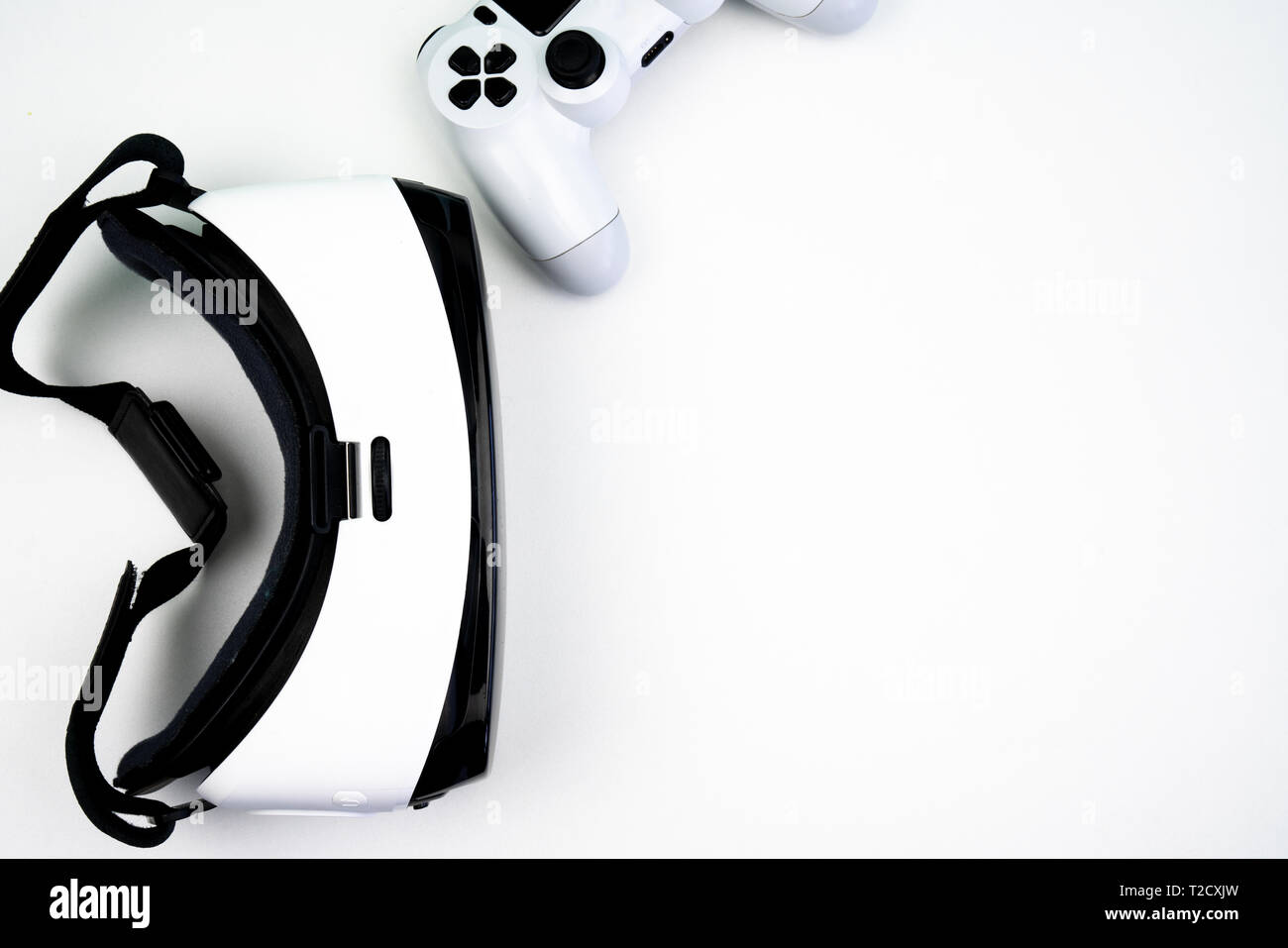 Vue de dessus d'un casque de réalité virtuelle avec un contrôleur de jeu sur un fond blanc. S'amusant à jouer avec elle Banque D'Images