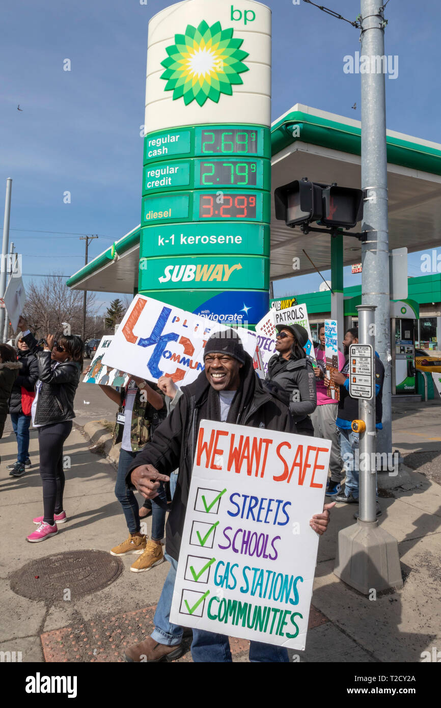Detroit, Michigan - une "marche pour la paix" lors d'une intersection de la criminalité d'affaires à se joindre à la demande le feu vert de la ville de lutte contre la criminalité. Le département de police Banque D'Images