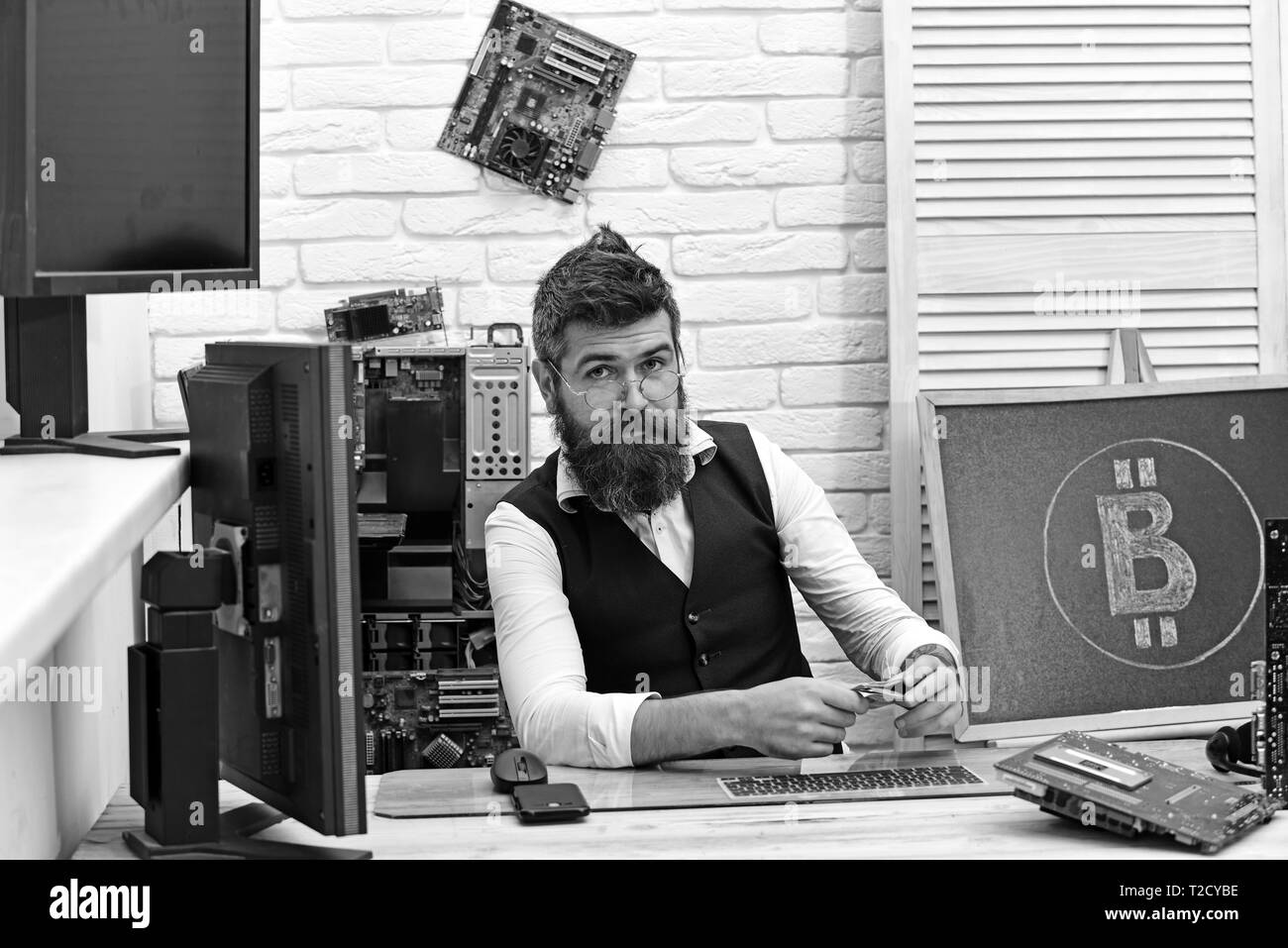 Gagner plus avec des bitcoins. Homme barbu avec l'ordinateur. Bearded man bitcoiner. La monnaie numérique ou virtuel. Miner Bitcoin man in server room. C Banque D'Images