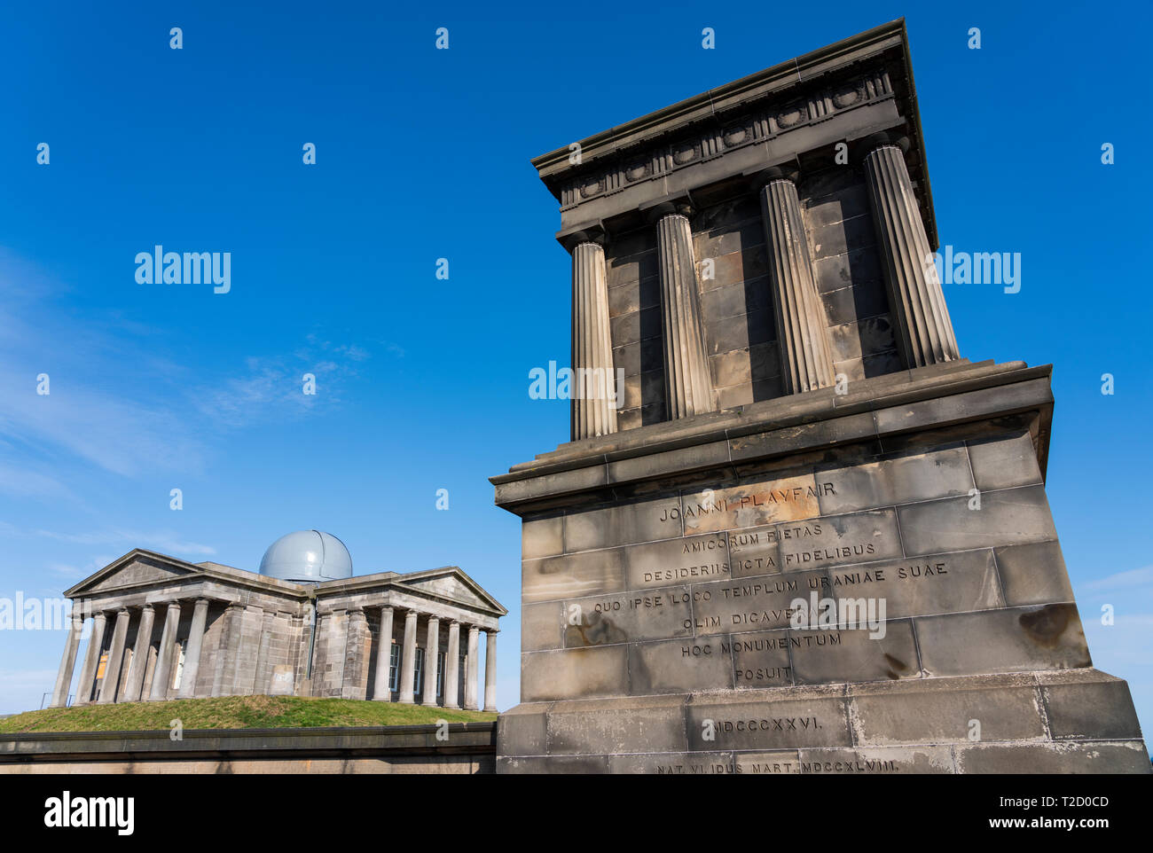 La nouvelle convention collective arts centre de l'ancienne ville et de l'Observatoire Playfair Monument sur Calton Hill, à Édimbourg, Écosse, Royaume-Uni Banque D'Images