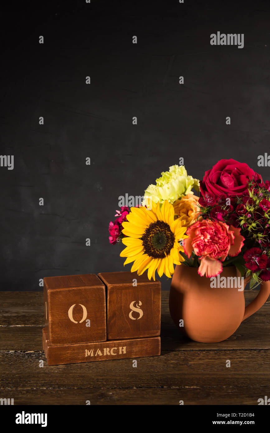 Bouquet De Fleurs Jaune Et Rouge Blanc Dans Un Pot En Argile