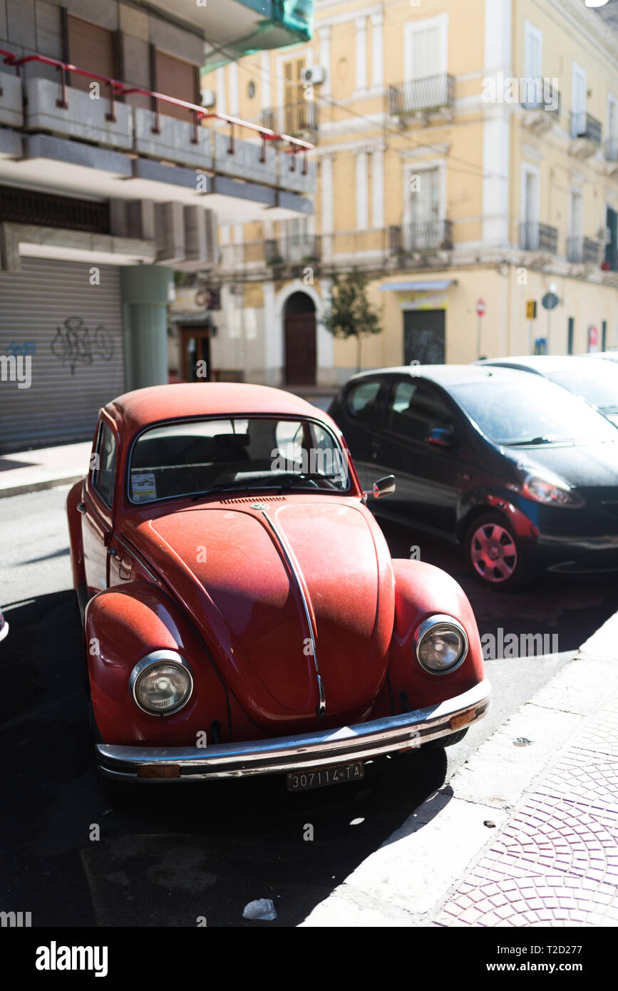 Taranto, Italie - 3 Février, 2019 : voiture rétro rouge Volkswagen stationné à la rue de la ville, réduire la profondeur de champ Banque D'Images