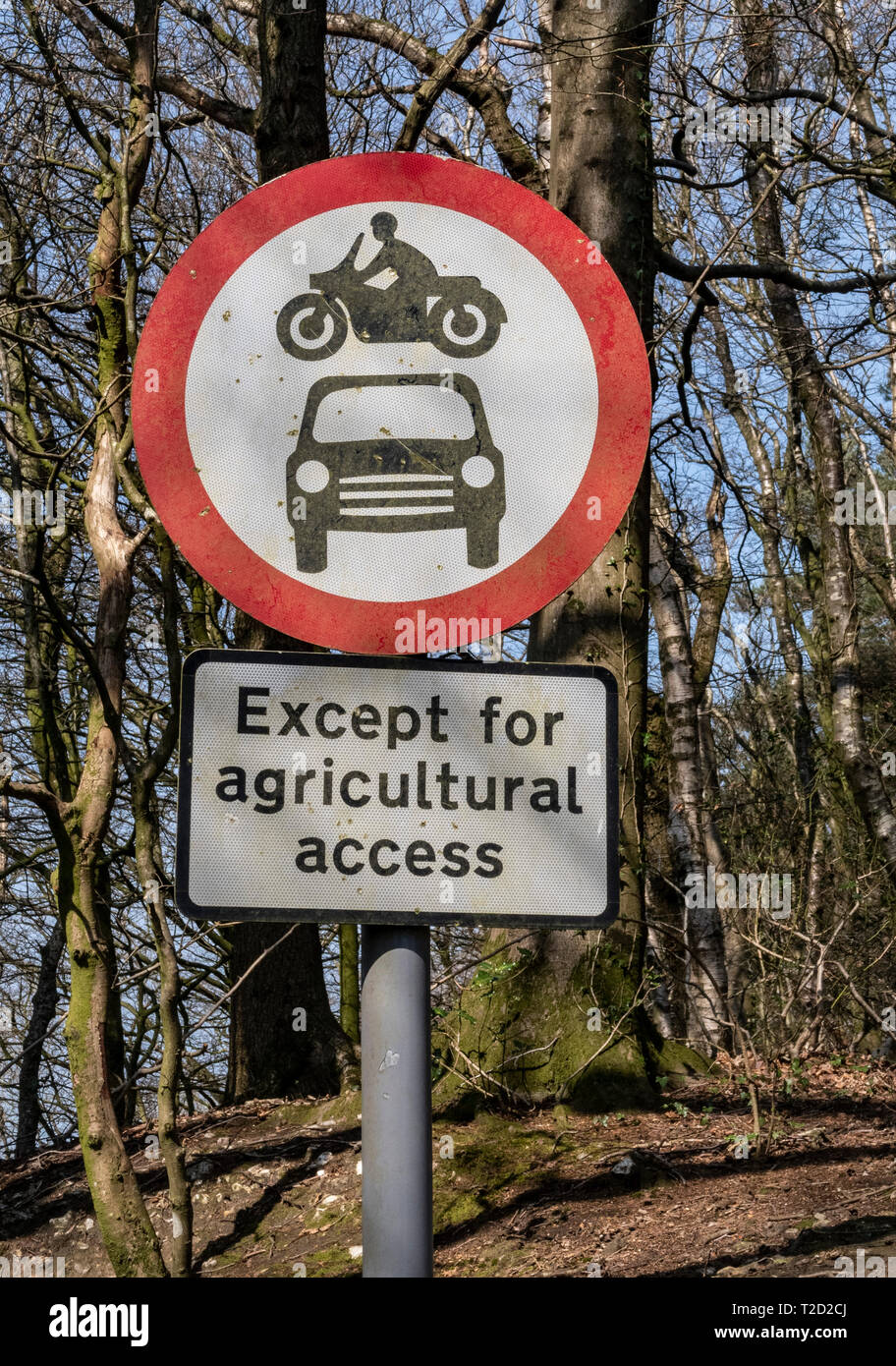 Inscrivez-post, aucun véhicule, l'accès des véhicules à l'exception d'accès agricoles. Banque D'Images