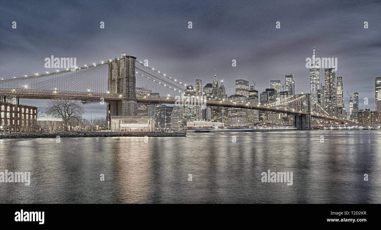 Pont de Brooklyn prises de Brooklyn Bridge Park contre un bas Manhattan - image HDR. Banque D'Images