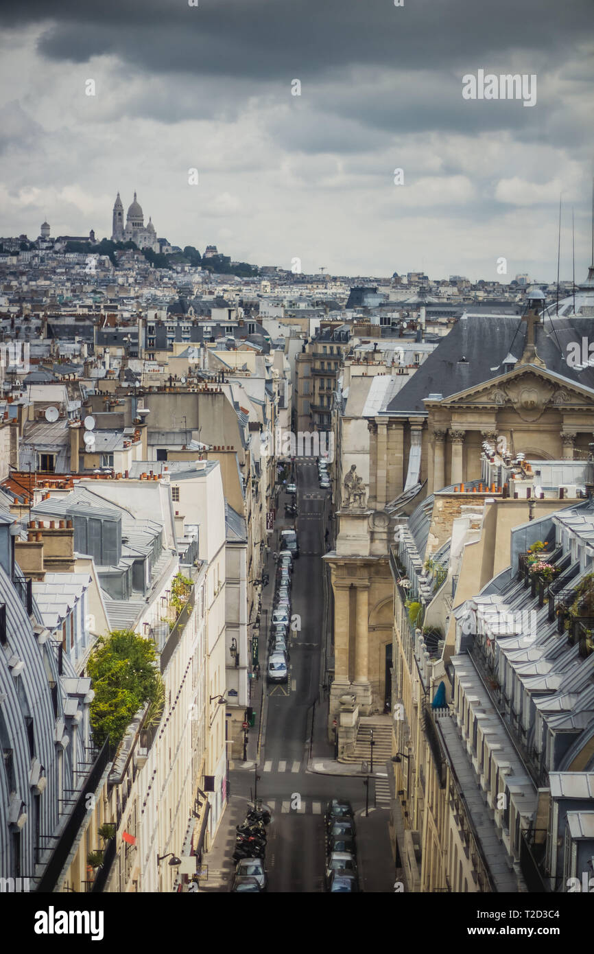 Vue de Paris, rue Saint-Roch avec la basilique du Sacré-Cœur dans l'arrière-plan et nuages Banque D'Images