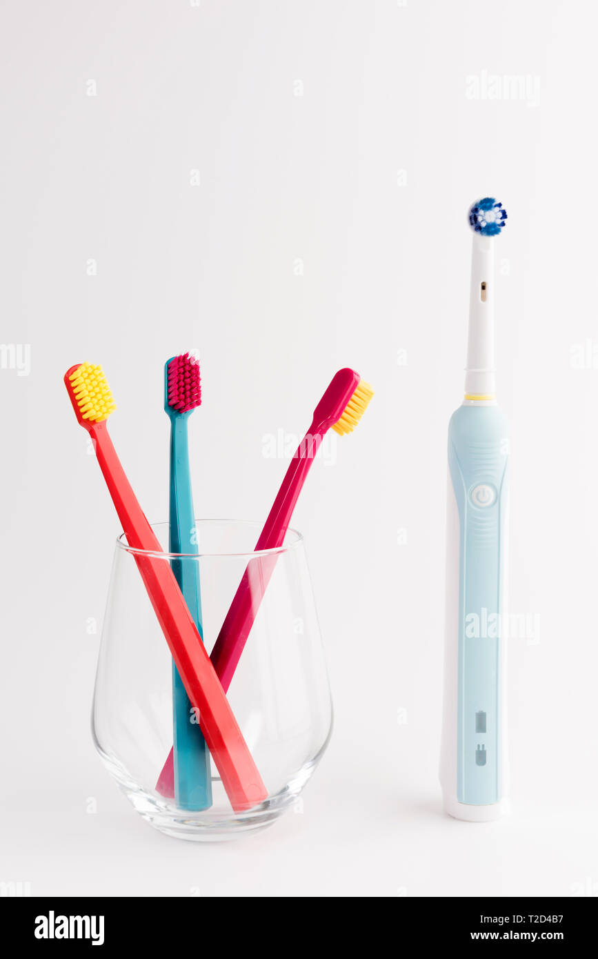 Brosse à dents ordinaire manuel moderne contre la brosse à dents électrique.  Isolé sur fond blanc Photo Stock - Alamy