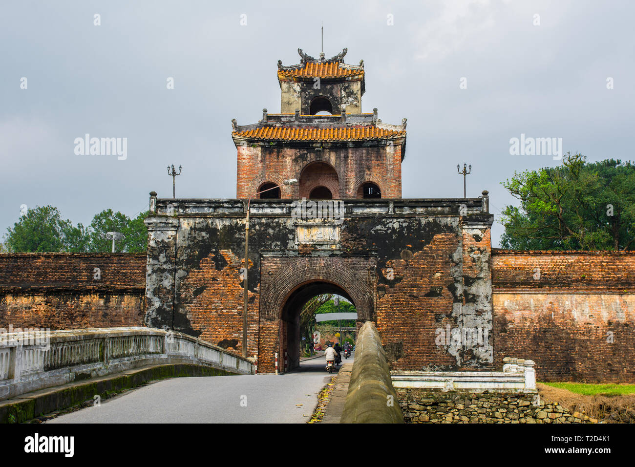 Ngan Gate, une des entrées de la ville impériale de Hue, Vietnam Banque D'Images