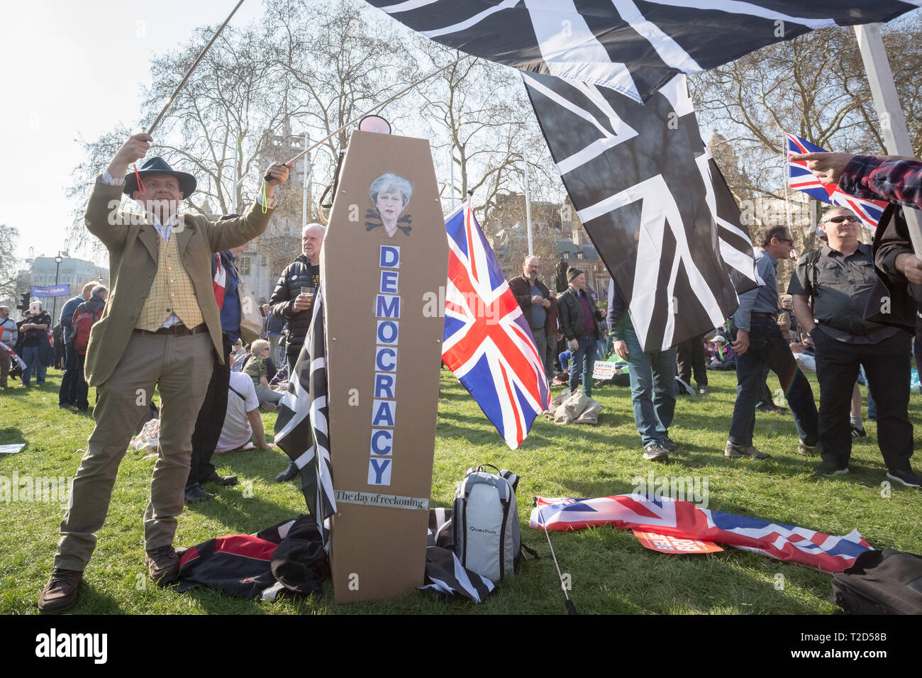 Pro-Brexit les supporters affluent avec des drapeaux et des pancartes pour 'Brexit' jour protester en exigeant de Westminster Grande-bretagne quitte l'UE sans plus tarder. Banque D'Images