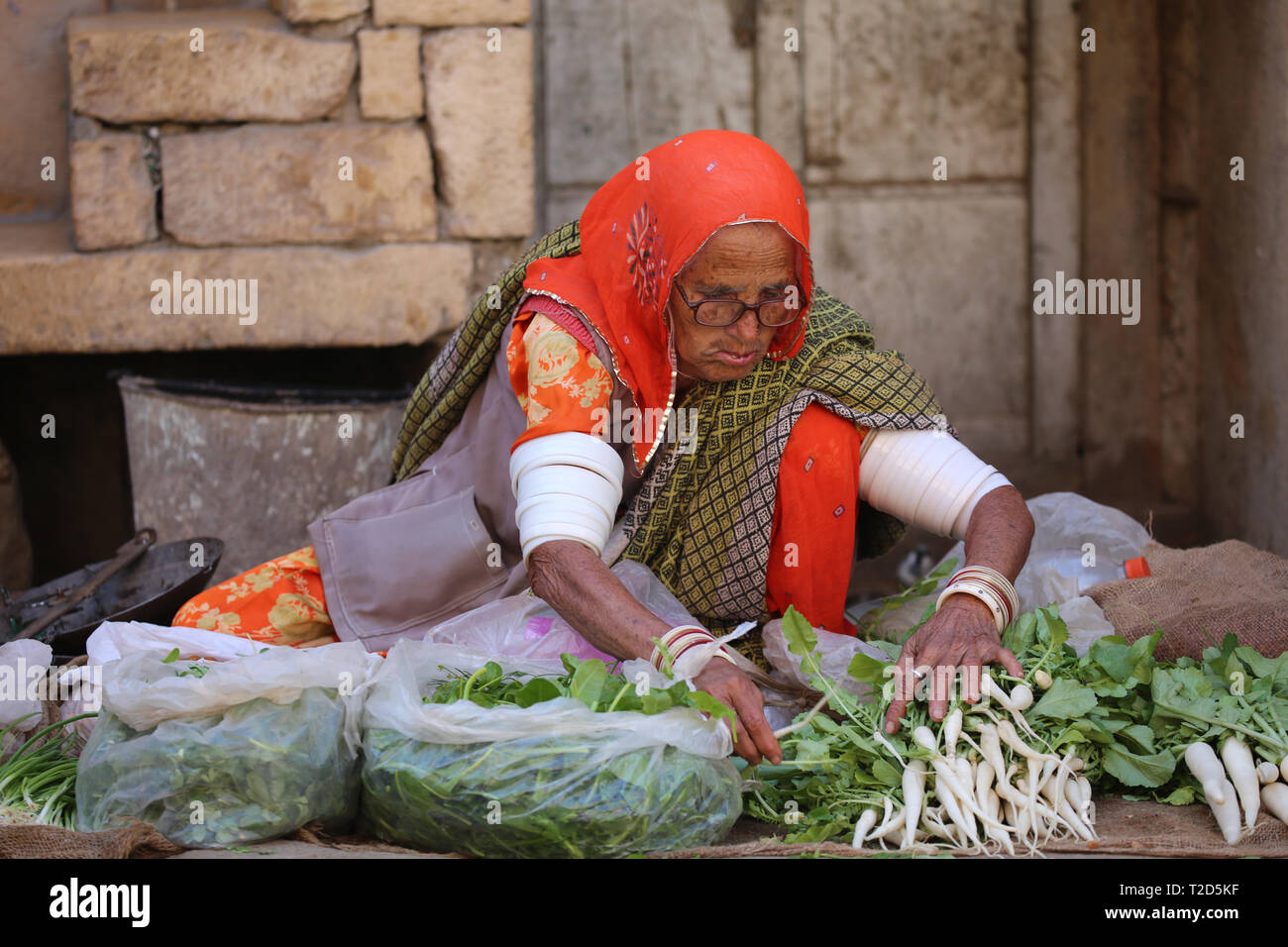 Vieille Femme indienne sur rue à la vente du marché des légumes frais dans la ville de Jaisalmer Banque D'Images