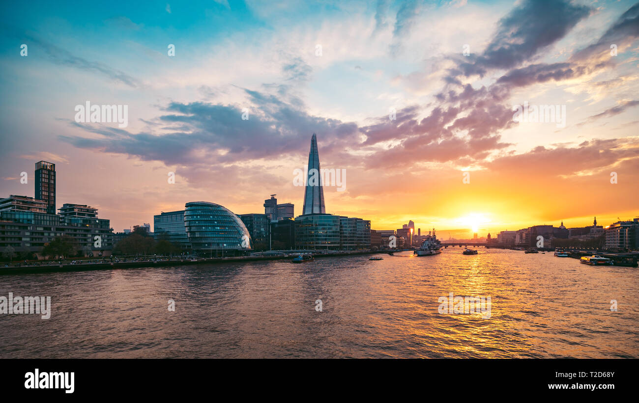 Incroyable coucher de soleil sur la Tamise à Londres Banque D'Images