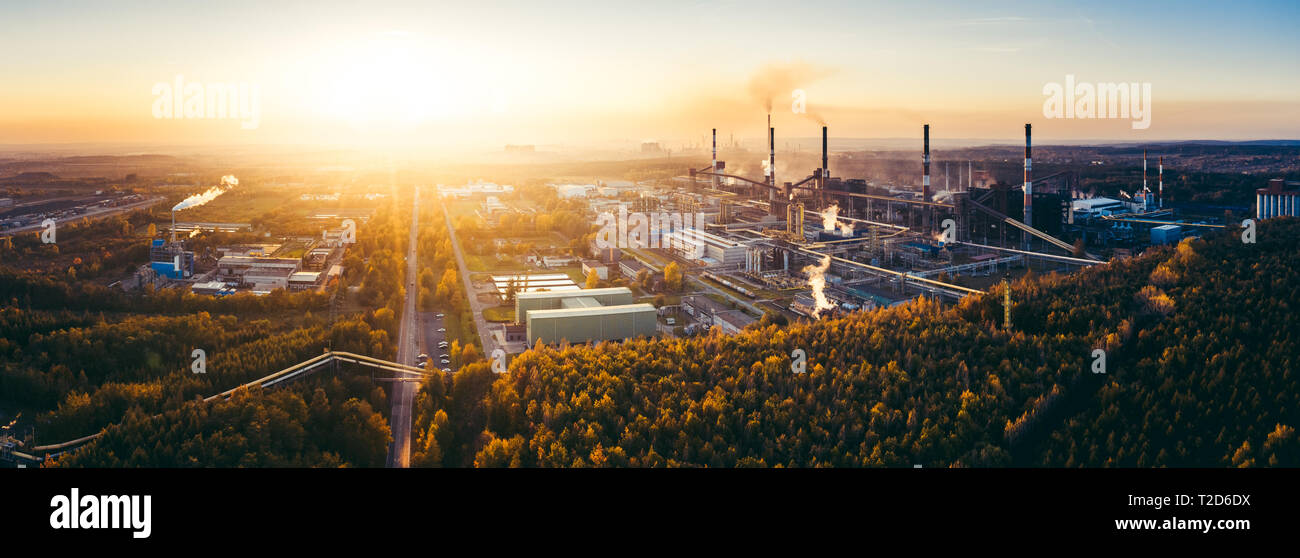 Paysage industriel avec forte pollution produite par une grande usine Banque D'Images