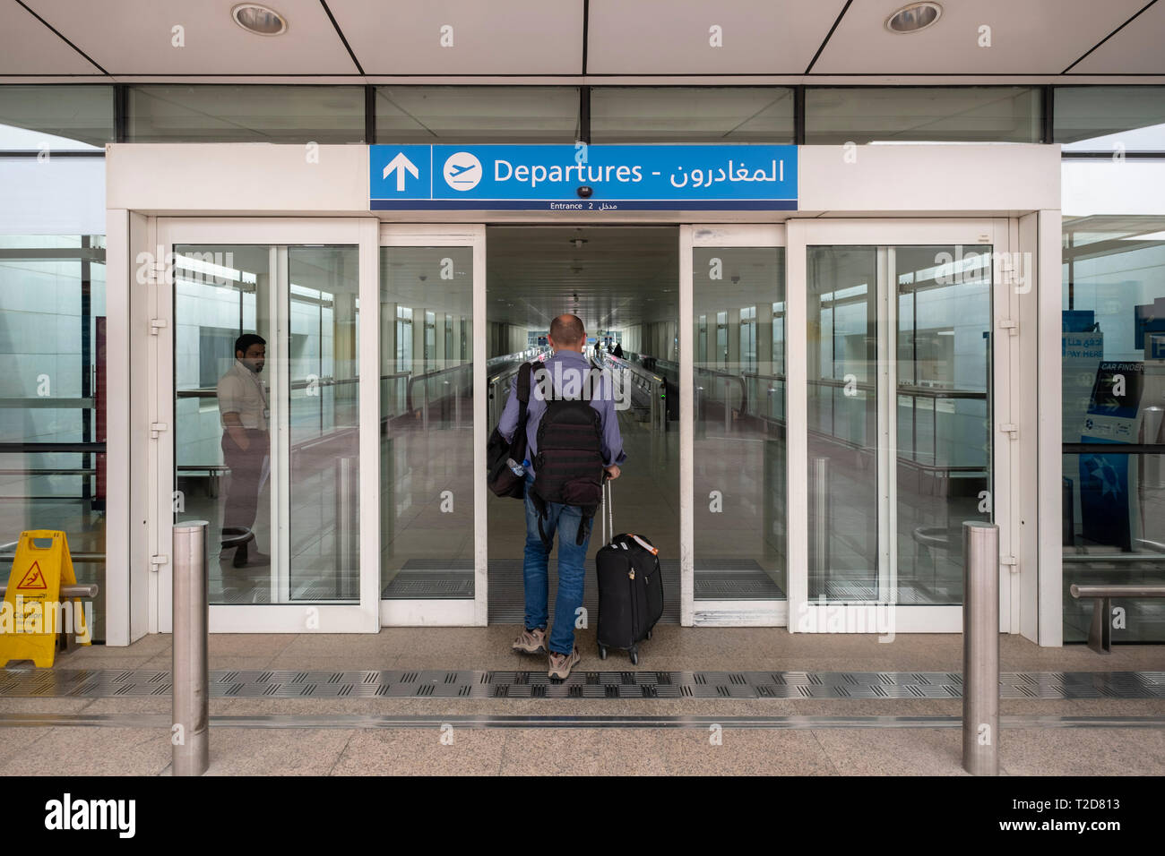 Avec un passager dans le cas de roulement à l'aérogare de départ l'Aéroport International de Dubaï en Émirats Arabes Unis Banque D'Images