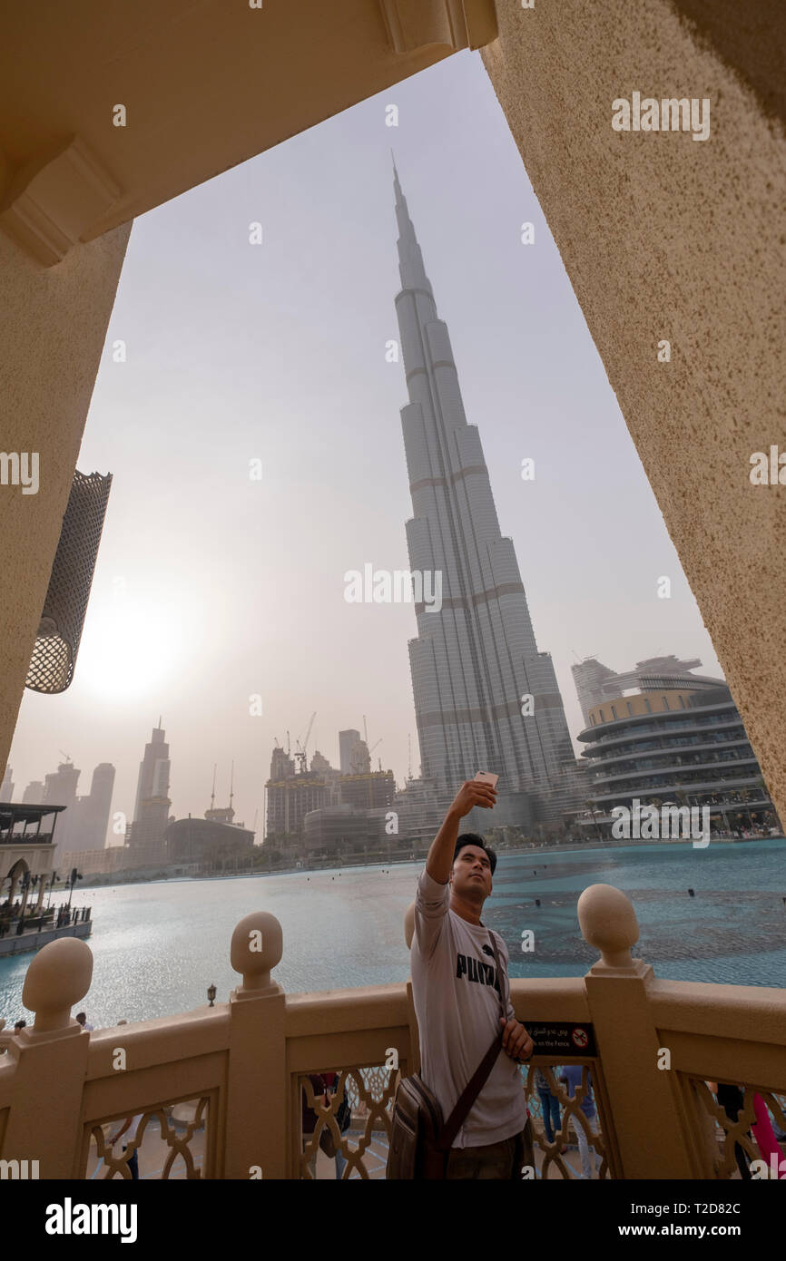 Prendre un touriste en selfies avant du gratte-ciel Burj Khalifa à Dubaï, Émirats Arabes Unis Banque D'Images