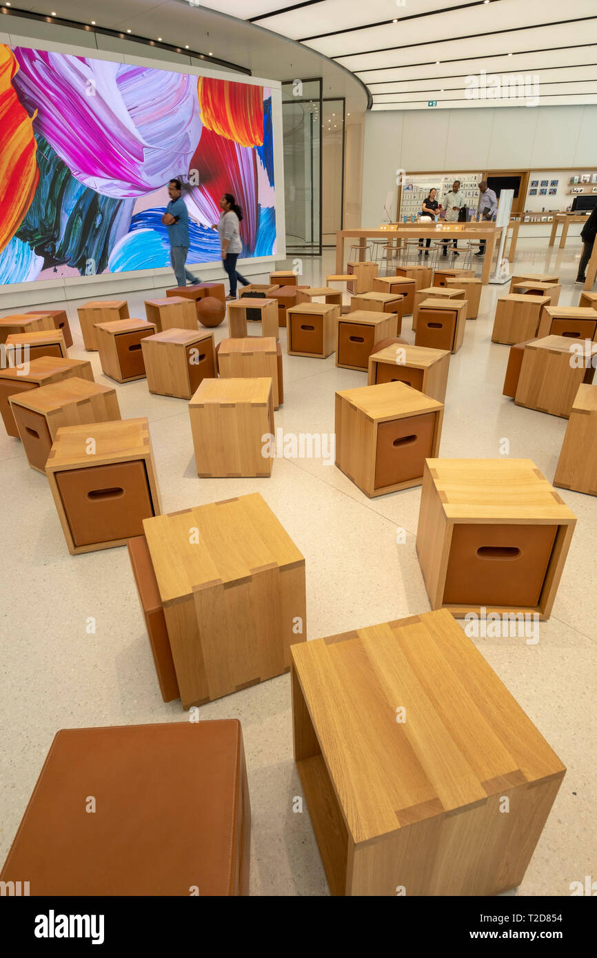 Intérieur de l'Apple Store au centre commercial de Dubaï, Dubaï, Émirats Arabes Unis Banque D'Images