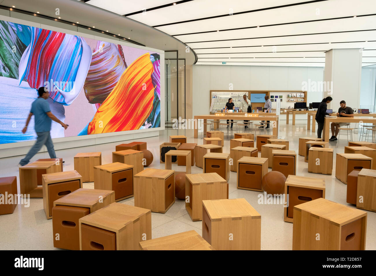 Intérieur de l'Apple Store au centre commercial de Dubaï, Dubaï, Émirats Arabes Unis Banque D'Images
