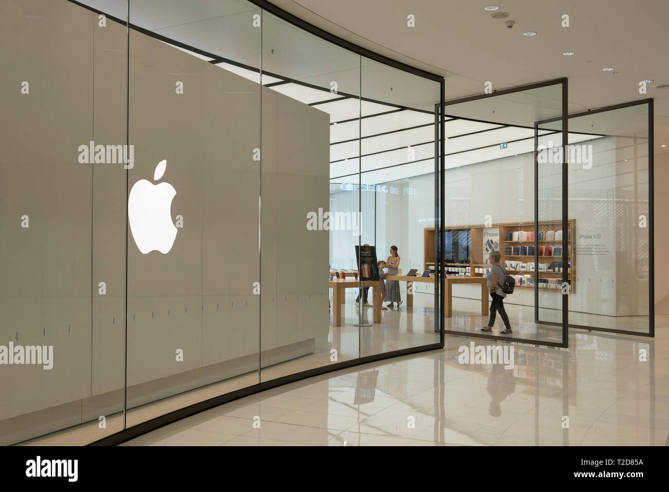 Intérieur de l'Apple Store au centre commercial de Dubaï, Dubaï, Émirats Arabes Unis Banque D'Images