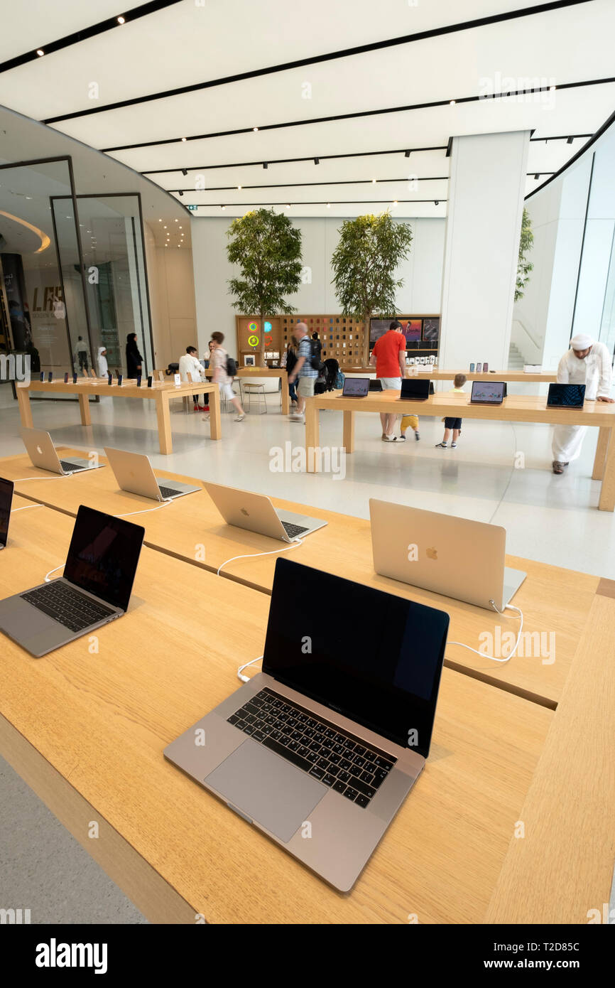 Intérieur de l'Apple Store au centre commercial de Dubaï, Dubaï, Émirats Arabes Unis Banque D'Images
