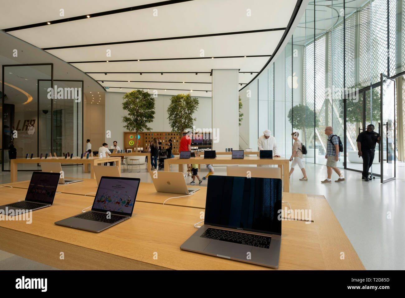 Intérieur de l'Apple Store au centre commercial de Dubaï, Dubaï, Émirats Arabes Unis Banque D'Images