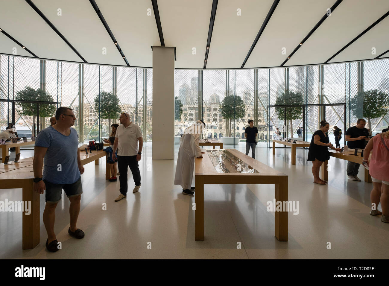 Intérieur de l'Apple Store au centre commercial de Dubaï, Dubaï, Émirats Arabes Unis Banque D'Images