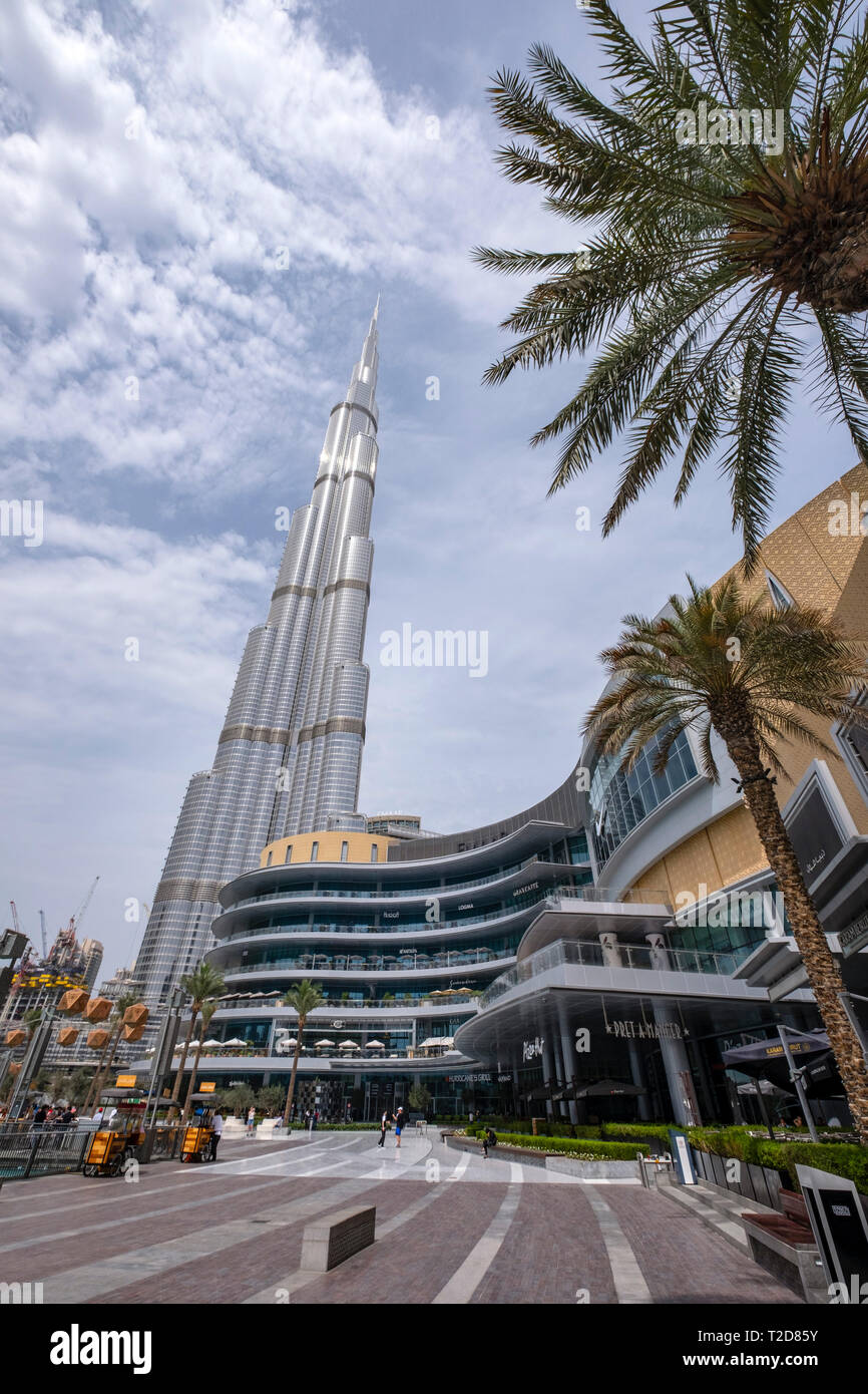Centre Commercial de Dubaï en face de la gratte-ciel Burj Khalifa à Dubaï, Émirats Arabes Unis Banque D'Images