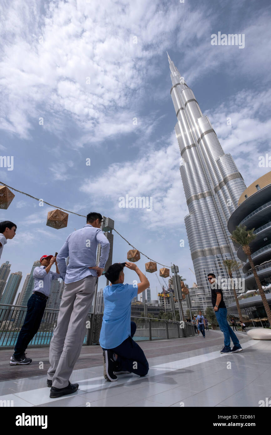 Les touristes de prendre des photos en face de la gratte-ciel Burj Khalifa à Dubaï, Émirats Arabes Unis Banque D'Images