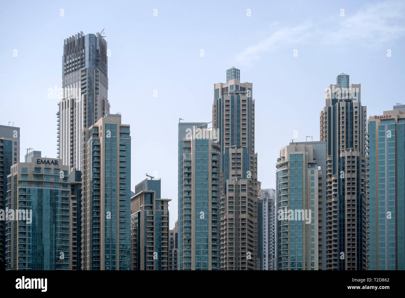 Plusieurs gratte-ciel côte à côte à Dubaï, Émirats Arabes Unis Banque D'Images