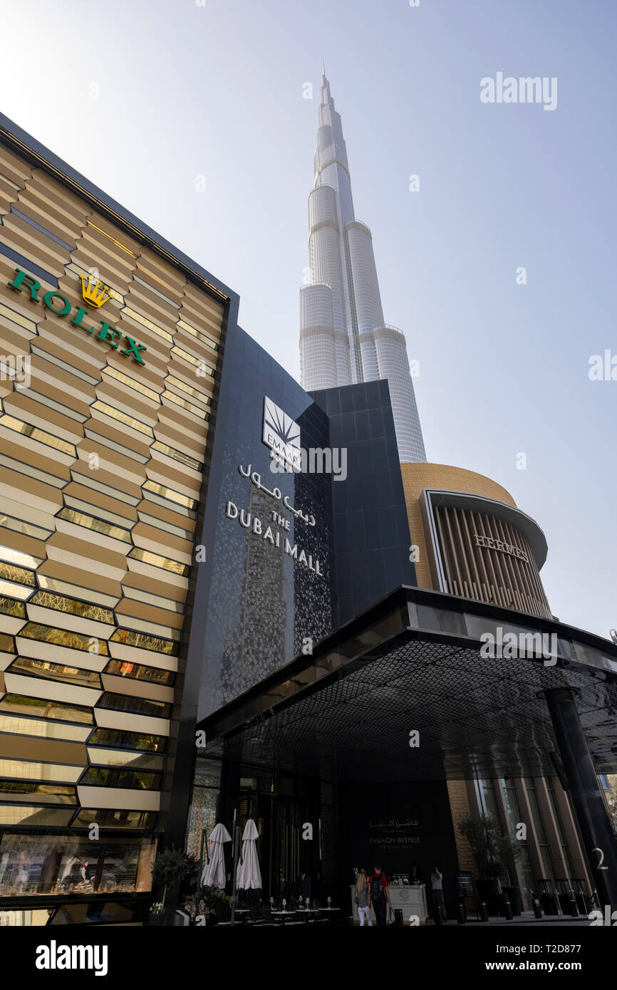 Le centre commercial de Dubaï bâtiment en face de la gratte-ciel Burj Khalifa à Dubaï, Émirats Arabes Unis Banque D'Images