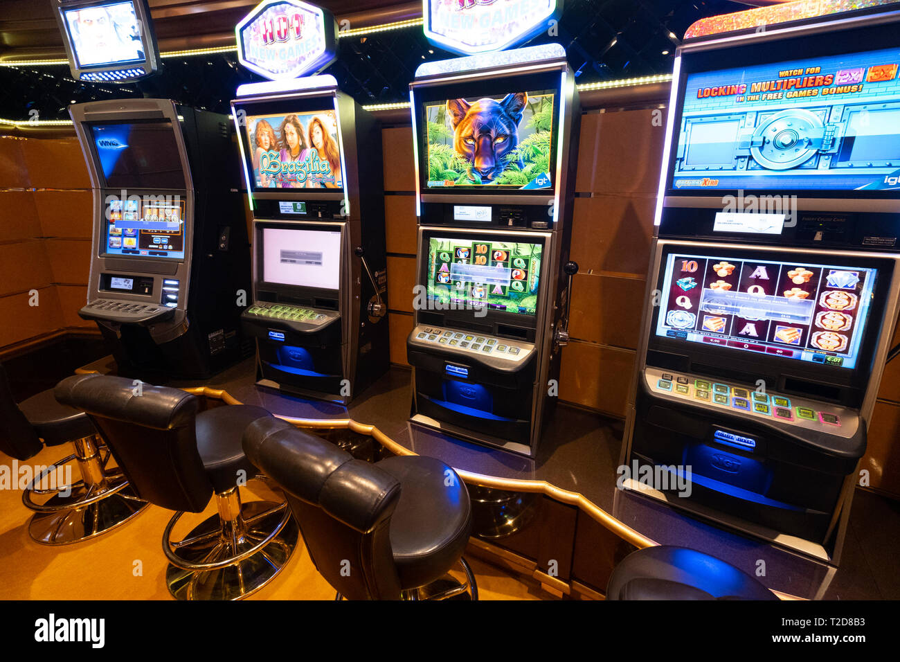 Ligne de machines à sous dans un casino Banque D'Images