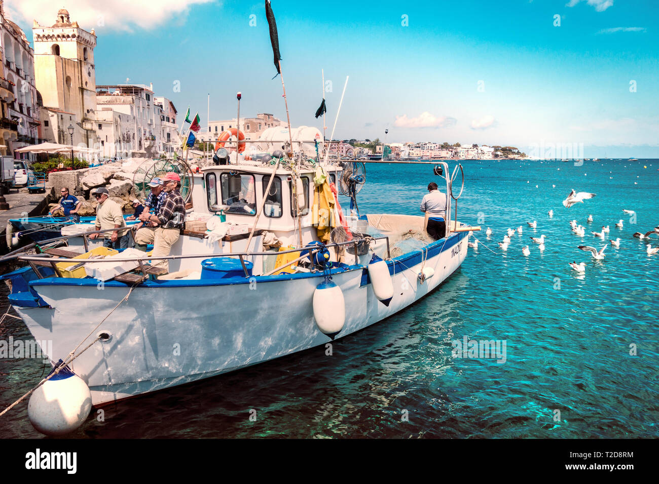 L'île de Ischia , Italie 10 Mai 2014 : préparation du bateau de pêche pêcheur pour la pêche, amarrés dans le petit village sur l'île d'Ischia dans la baie de Naples Banque D'Images