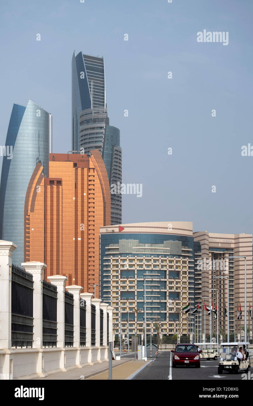 Sur les toits de gratte-ciel d'Abou Dhabi, Émirats Arabes Unis Banque D'Images